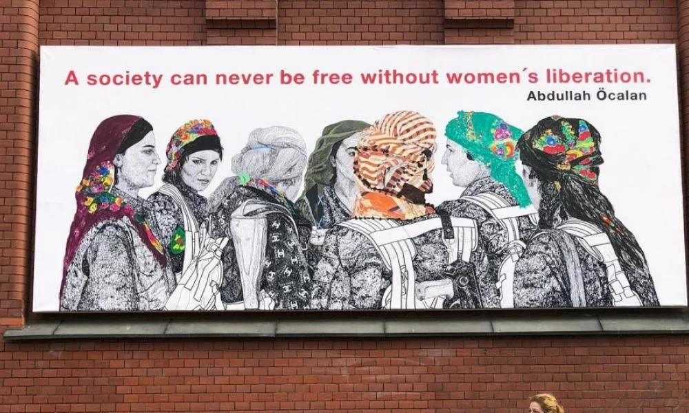 Άγκυρα εναντίον Όσλο: Ζητά να αφαιρεθεί πίνακας με μαχήτριες του Κουρδιστάν